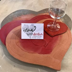 Plateaux-dessus-de-verre-décoratif-CŒUR-SAINT-VALINTIN-bois-béton-art-de-la-table-Design-Italien-Anna-Farina-fabrication-artisanale-pièce-unique-ANNA-COLORE-INDUSTRIALE
