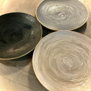 Assiette-Plateau-dessus-finition-béton-art-de-la-table-Anna-Farina-pièce-unique-ANNA-COLORE-INDUSTRIALE