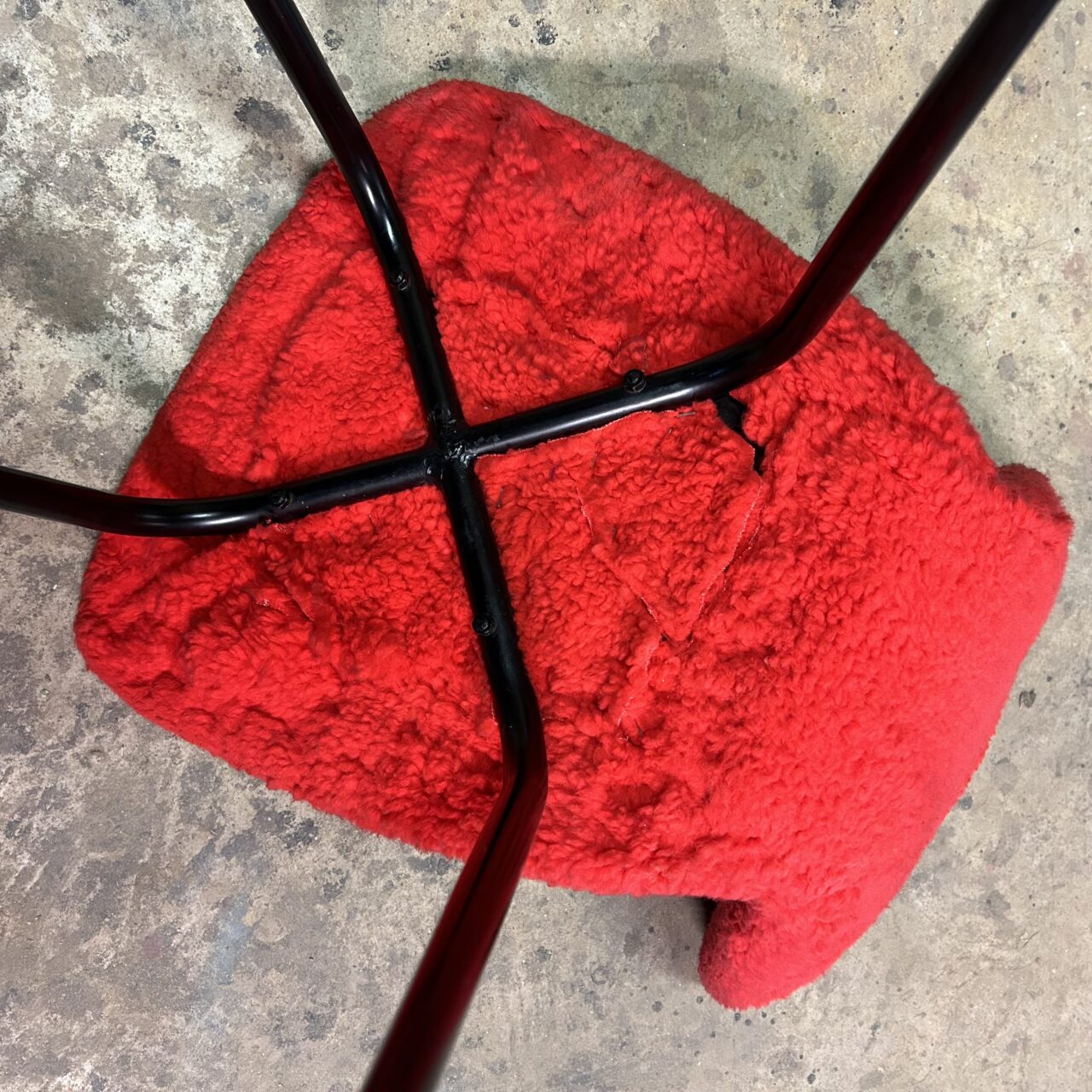chaise moumoute vintage rouge