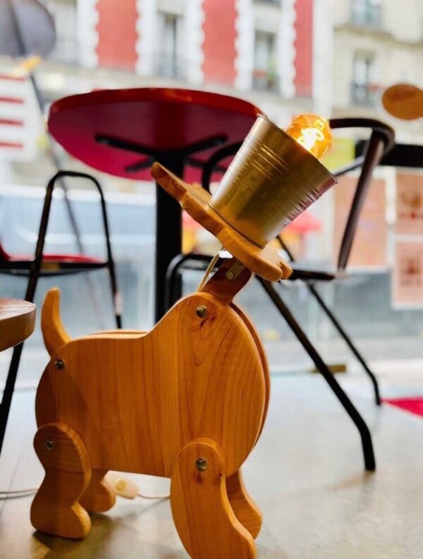 Medor LAMPE DE COMPAGNIE ANIMALI Label fabriqué à Paris Création Lampe articulé en bois MOBILIER INDUSTRIEL Design Anna Farina fabrication artisanale pièce unique ANNA COLORE INDUSTRIALE3