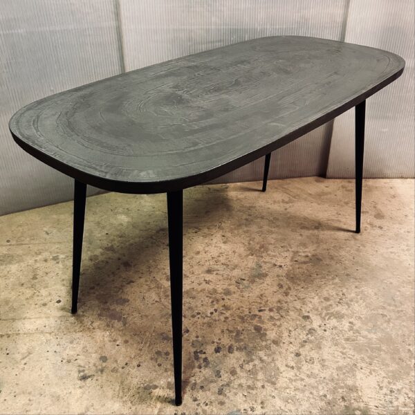table-en-beton-sur-mesure-ovale