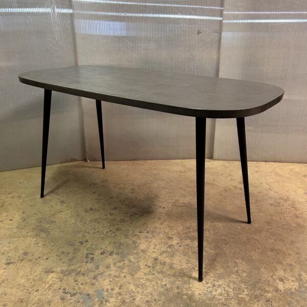 table-en-beton-sur-mesure-galet-ovale