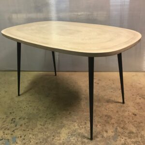 table-ovale-sur-mesure-en-béton-couleur-sable-model-gazzella
