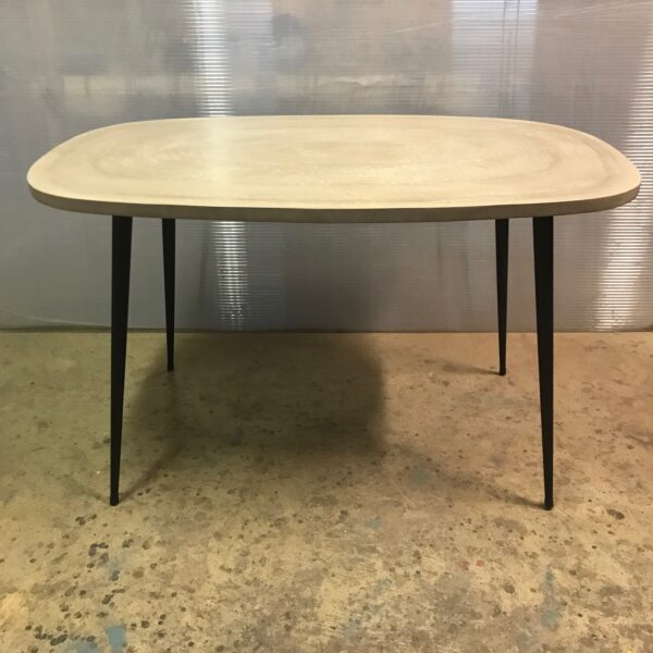table-sur-mesure-en-beton-ovale-couleur-sable-cote