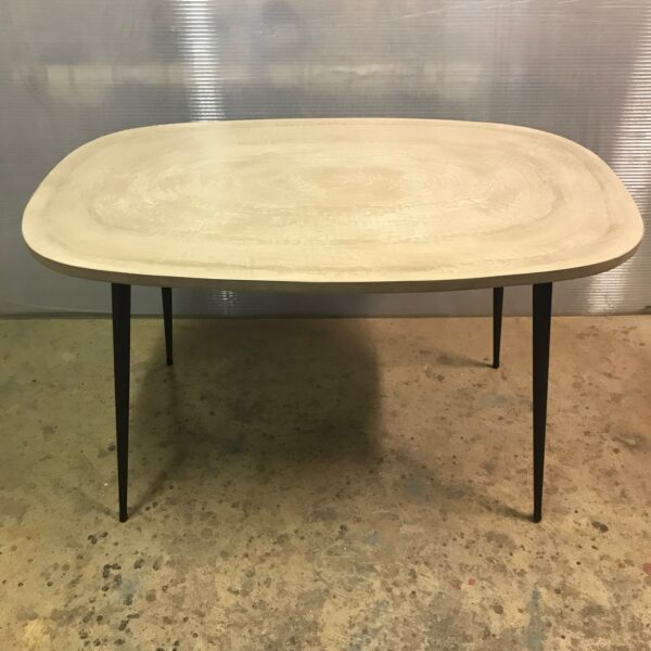 vue-du-dessu-table-sur-mesure-en-beton-ovale-couleur-sable