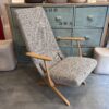 fauteuil-scandinave-vintage-industriel-multiposition-renove-retapisse-bois-boismiel-tissus-beige-troisquart-position-basse-annacoloreindustriale